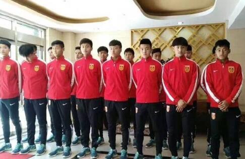 电影通过实习记者韩东的成长历程，展现了媒体人在新闻报道中的选择与坚守